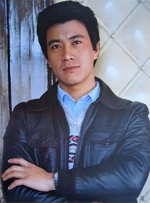 知名演员齐奎:凭闯关东爆红,娶美女同桌为妻,如今一家幸福美满