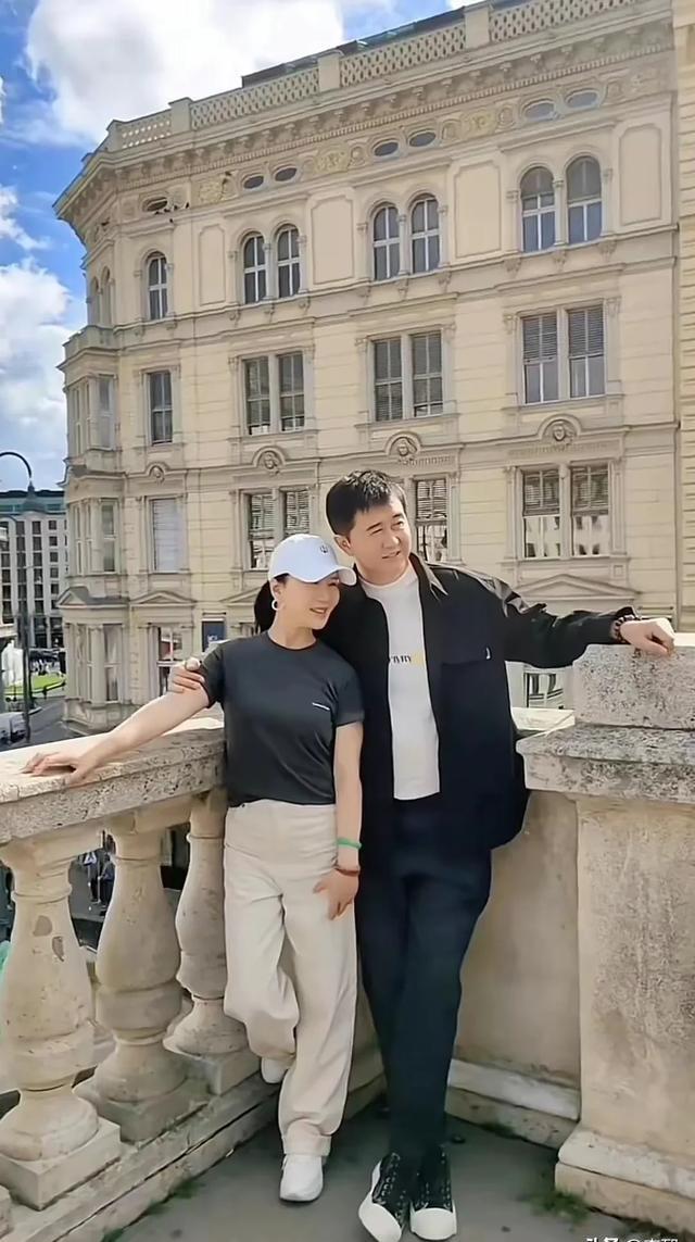 任静戴30万手镯500元棒球帽捧场