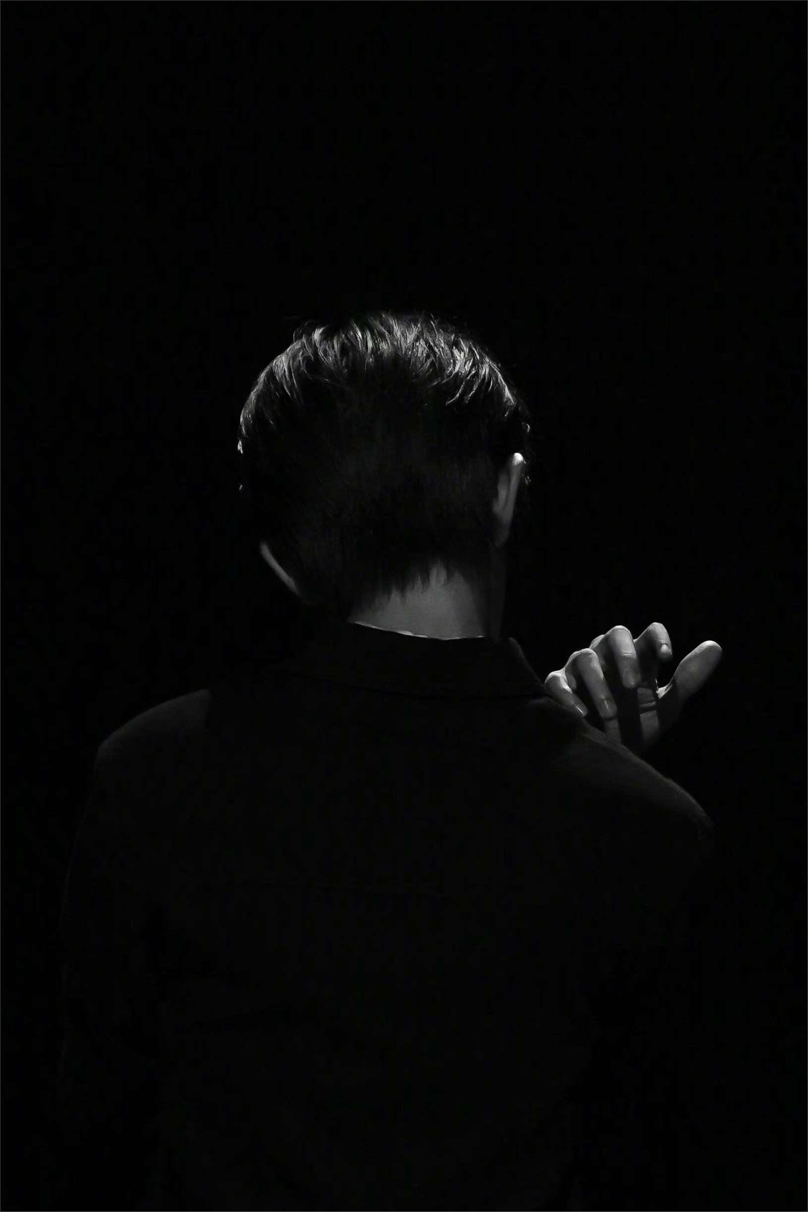 易烊千玺背影杀,v领黑衬衫男友力爆棚网友:这谁顶得住?