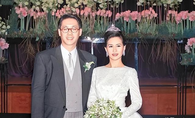 何超琼在张国荣追思会献歌,被男生失礼搂肩,网友:这男的没教养