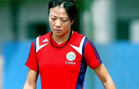 前女足国脚张欧影在美国逝世:临终前,老公为她穿上7号球衣