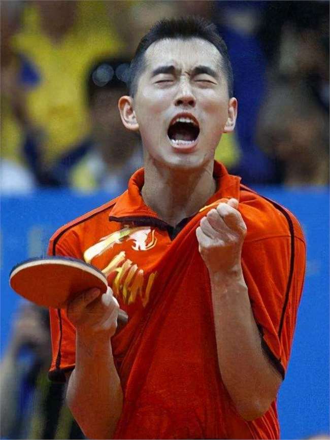 乒坛传奇孔令辉机场现身,如今50岁了仍单身!两鬓斑白,现状唏嘘