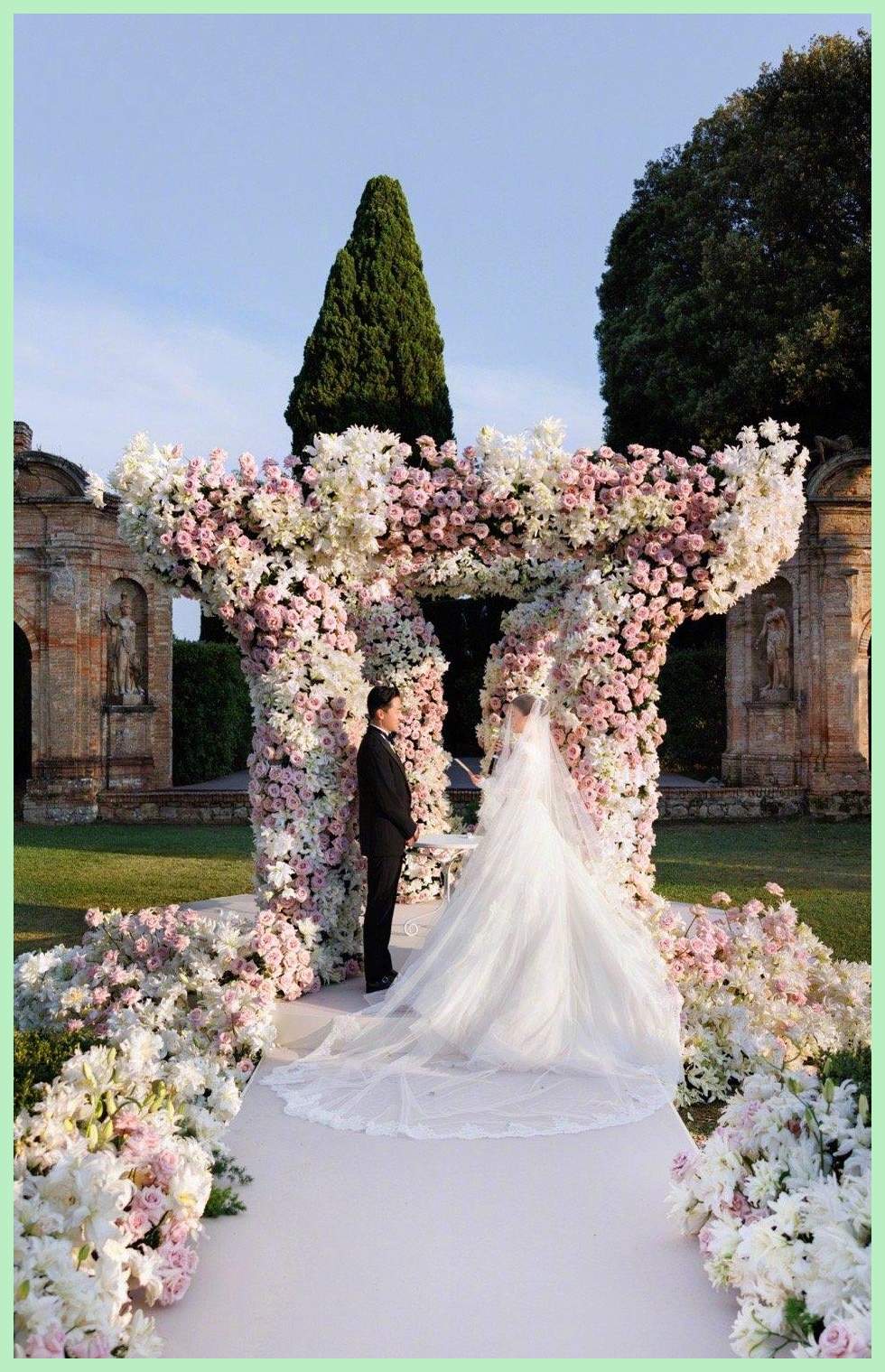 吴千语晒唯美婚礼照,不见爸爸牵手独自入场,与施伯雄甜蜜拥吻