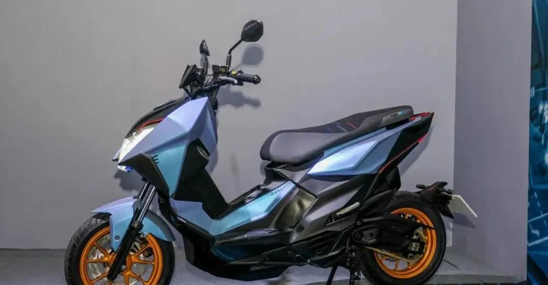 光阳125踏板,约1.85万元!450adv踏板,复古电摩跑车等新车亮相