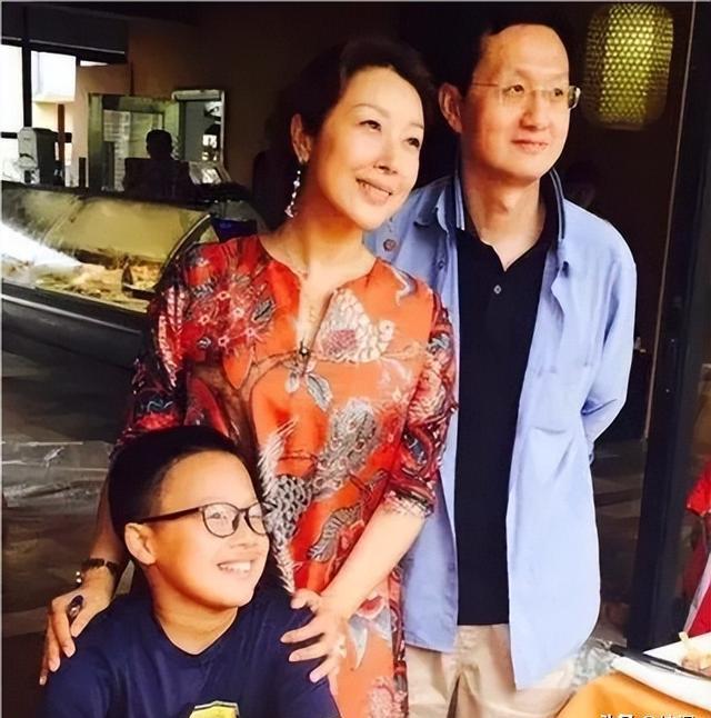 50岁知名歌手孙悦,4段感情太跌宕,如今嫁入豪门被丈夫宠成宝