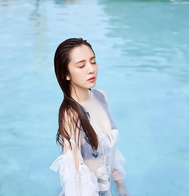 王晓晨火辣泳装照曝光,网友直呼惊艳无比!