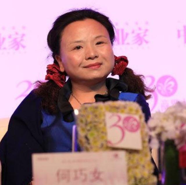 浙江首富何巧女身价300亿,赴美捐款96亿,如今在国内负债200亿