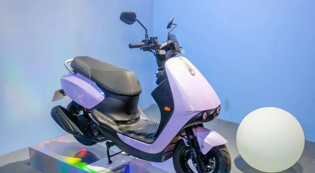 光阳125踏板,约1.85万元!450adv踏板,复古电摩跑车等新车亮相