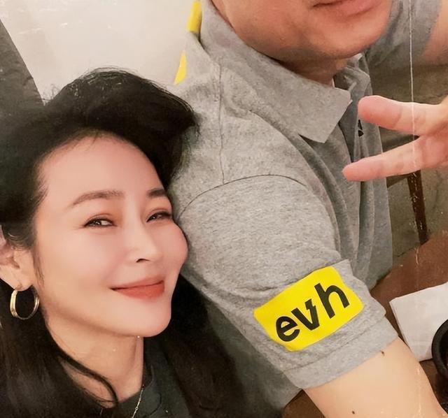 有种"整容"叫于明加结婚,老公胡俊变化不大,她却像变了一个人