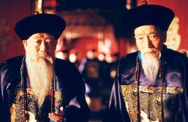 恰恰相反,历史上他的结局比张廷玉要好