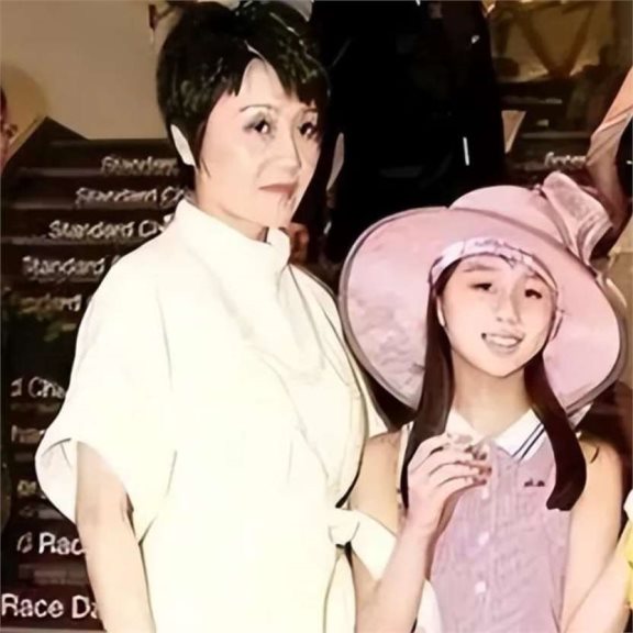 赌王女儿未婚孕子,出资 14 亿嫁给东北小伙,结婚五年如今怎样?