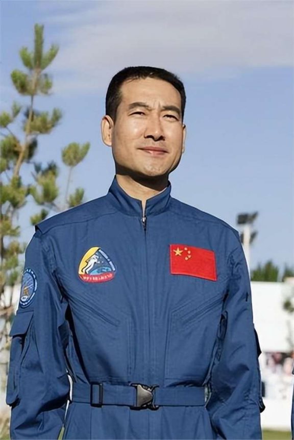 翟志刚结束航空任务回家探亲,竟赶上母亲葬礼,抱骨灰盒失声痛哭