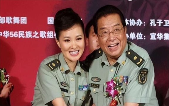 雷佳:首位博士级歌唱家,曾12次荣登春晚,其丈夫身份更让人震惊