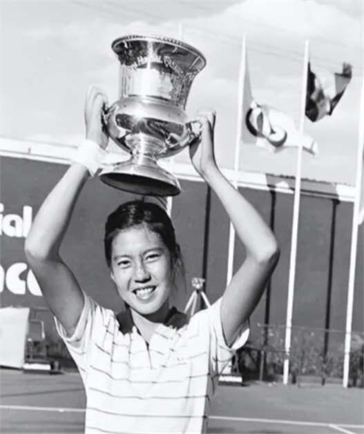 胡娜:前全国网球女单冠军,比赛期间叛逃美国,晚年回国卖画捞金