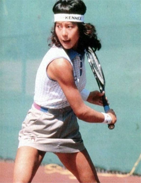 胡娜:前全国网球女单冠军,比赛期间叛逃美国,晚年回国卖画捞金