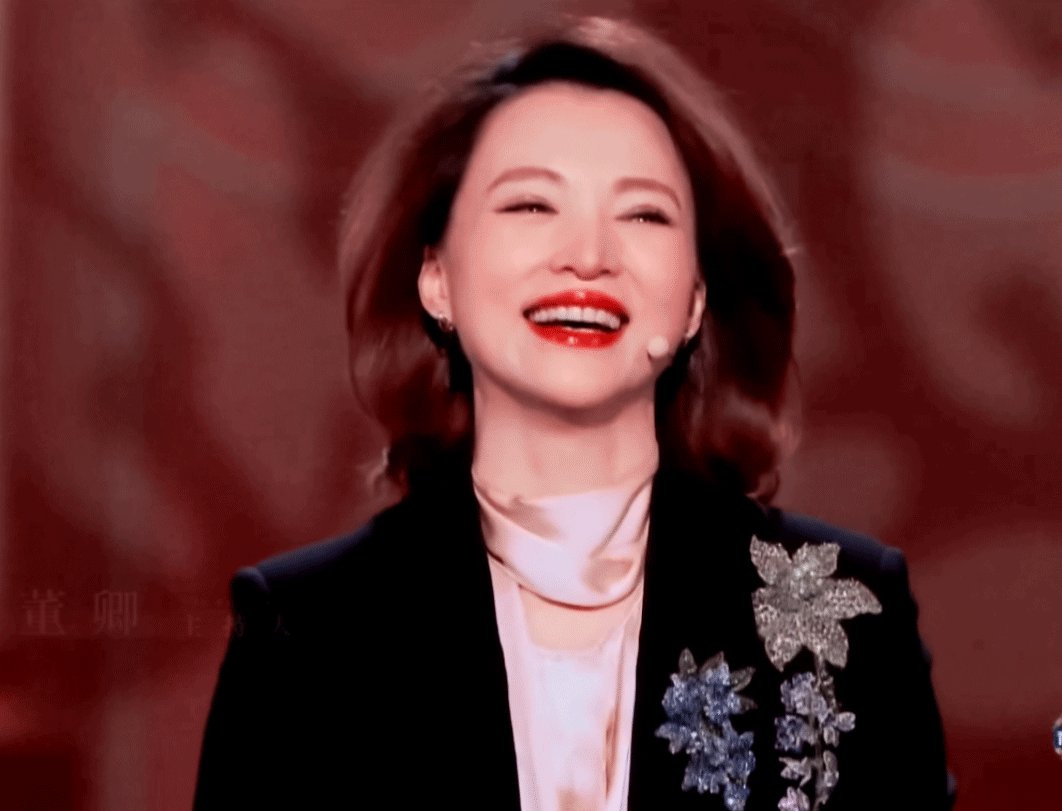 马伊琍早年照被挖,龅牙大脑门像佟大为,如今越老越有韵味