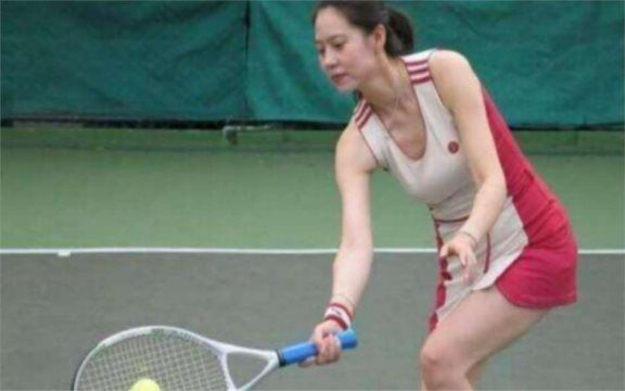 胡娜:前全国网球女单冠军,比赛期间叛逃美国,晚年回国卖画捞金