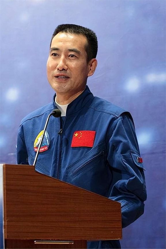 翟志刚结束航空任务回家探亲,竟赶上母亲葬礼,抱骨灰盒失声痛哭