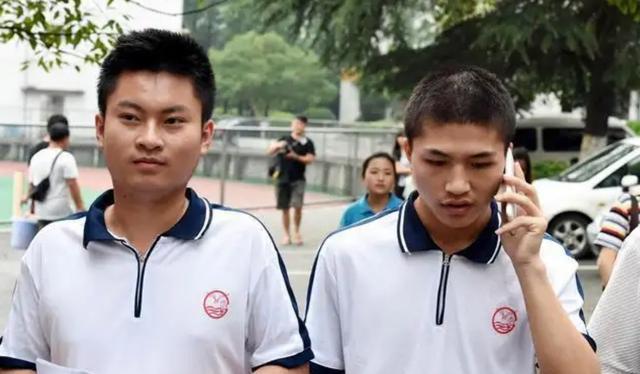 江西两位夺刀少年,为拯救全车人错过高考,7年后更加让人钦佩