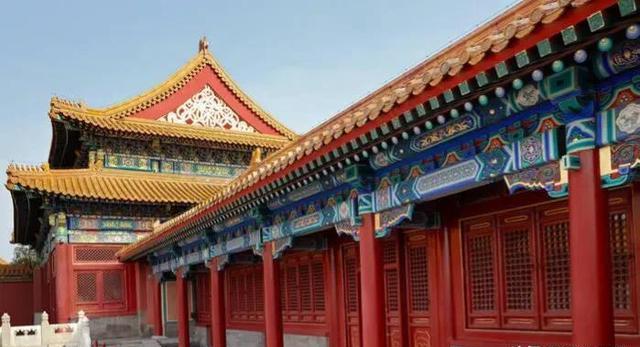 浅析中世纪英国城堡和中国宫殿的异同
