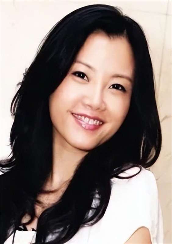 一首歌封神后,戴娆被父亲告上法庭,苦难半生却深受张国立喜爱?