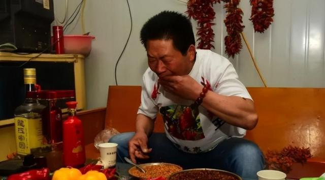 中国辣王李永志,每天5斤辣椒配白酒,破世界纪录,晚年官司不断