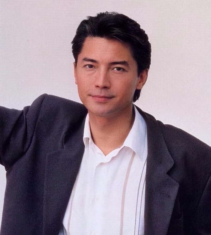 第一美男尊龙被妻子抛弃,无父无母无儿无女,红遍中国却销声匿迹