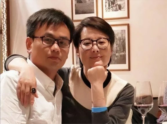 谁也没想到,袁立前男友,居然在"大魔王"张怡宁手里闪闪发光!