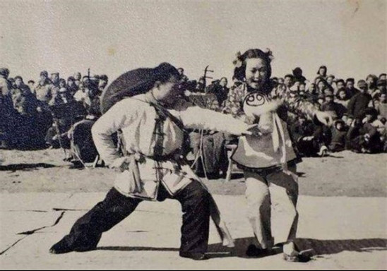 70年代女飞贼拜老僧为师,轻功了得却走上了不归路,死时仅24岁