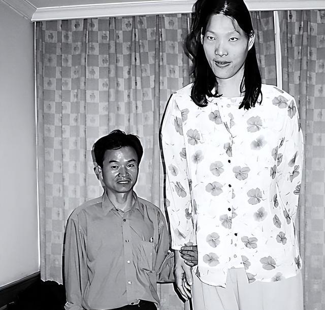 中国女巨人曾金莲:14岁身高已超姚明,遗体存放37年仍未下葬