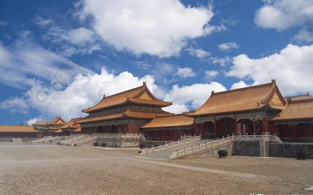 浅析中世纪英国城堡和中国宫殿的异同