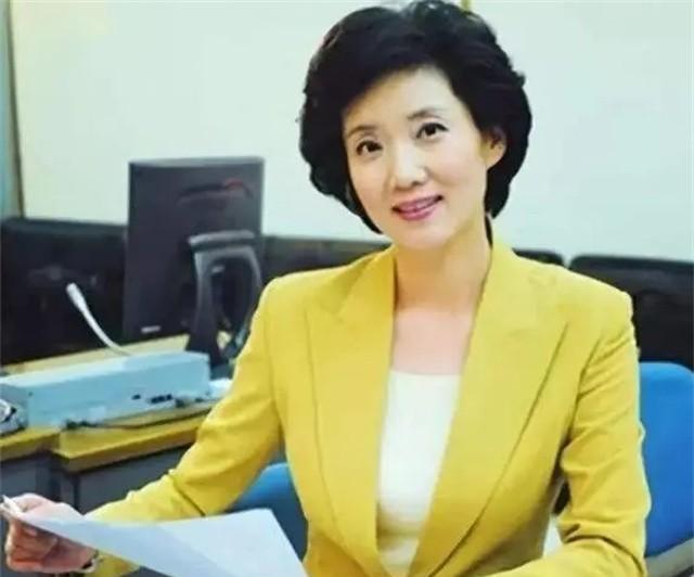 "新闻联播"李修平,半生2次婚姻没有孩子,现年近花甲风韵犹存