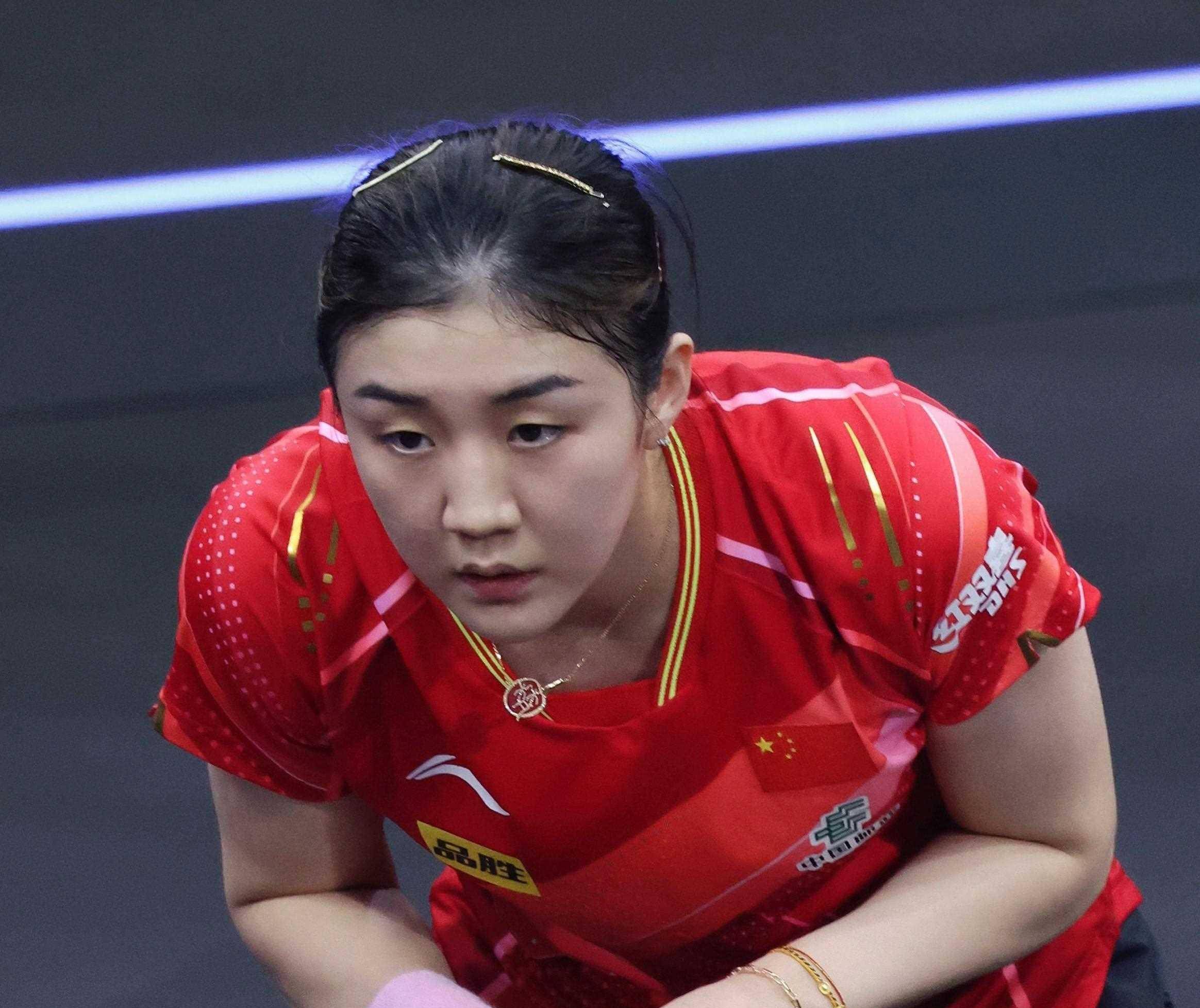 女运动员赛场表现惊艳,妆容项链引争议登上热搜