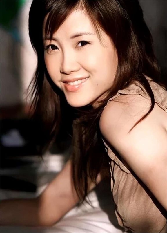 一首歌封神后,戴娆被父亲告上法庭,苦难半生却深受张国立喜爱?