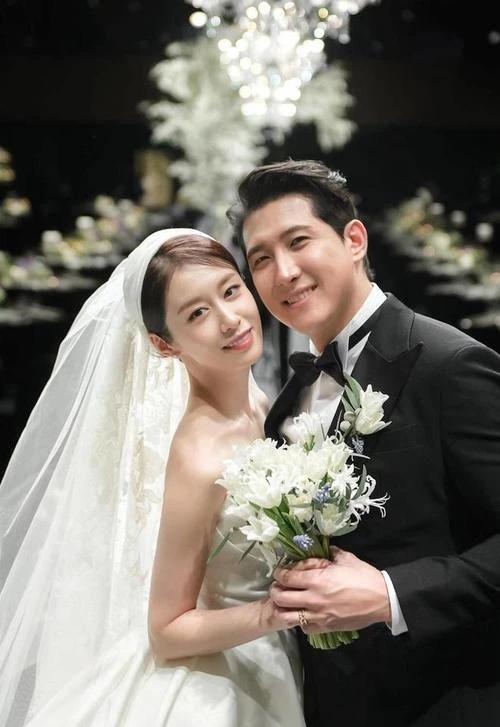 她曾是李东健的前女友,韩流女偶像,却在29岁选择嫁给圈外男友