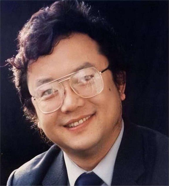 76岁王刚现状:外孙与儿共读高中,白发苍苍妻犹风韵