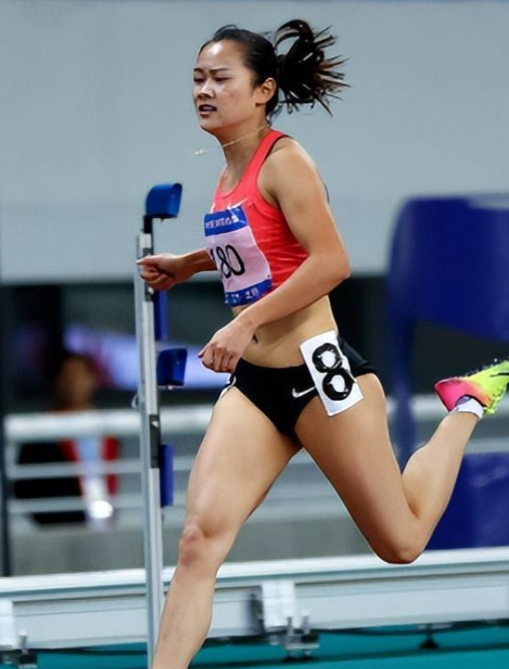 中国女飞人梁小静,身高不足一米六屡破纪录,速度惊呆黑人选手