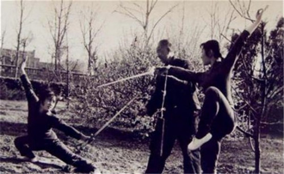 70年代女飞贼拜老僧为师,轻功了得却走上了不归路,死时仅24岁