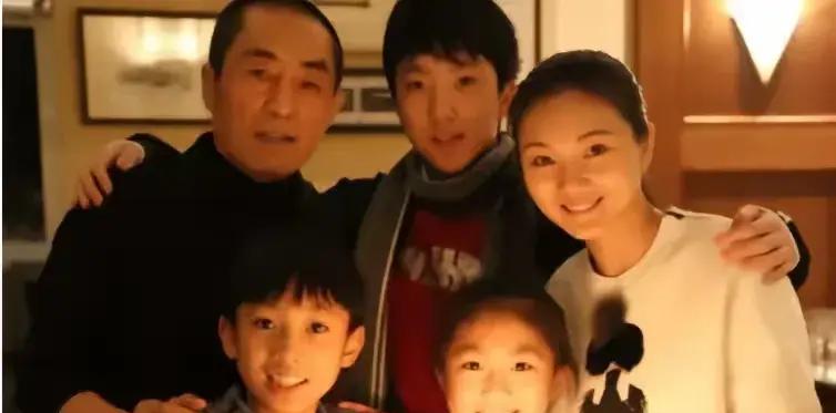 张艺谋:全家合影中,丈母娘年龄不减风采