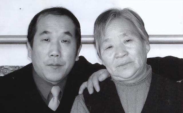 烈士牺牲半年,妻子赌气弃子改嫁,44年后母子重逢:怪我性子烈