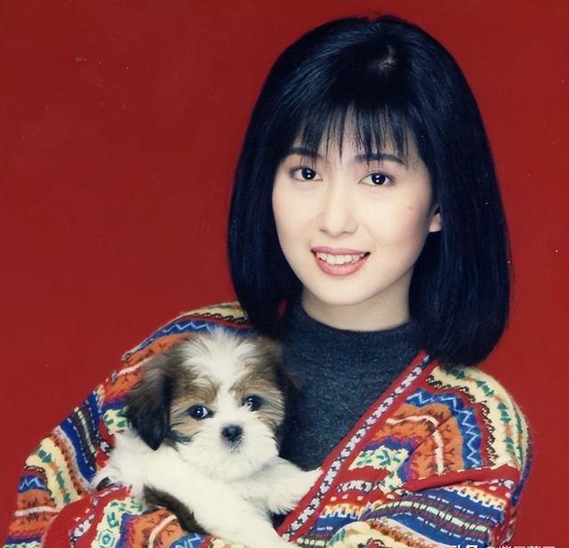 2004年,险些出家的孟庭苇嫁给了同学张志鹏,不料成了一生的噩梦