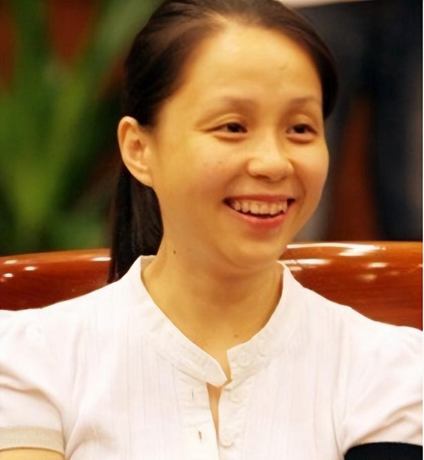 背景真硬!龙丹妮22岁当制片人,捧红华晨宇,让肖战吃哑巴亏