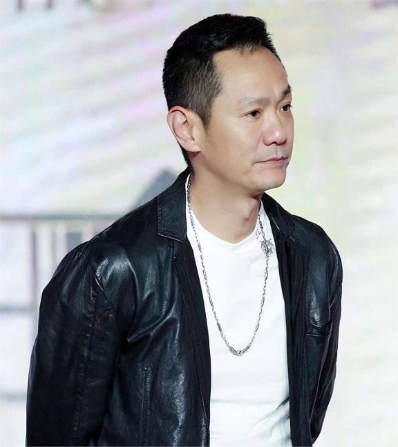 果靖霖:当年为追求演艺梦想和父母闹翻,现在在另个圈子红得发紫