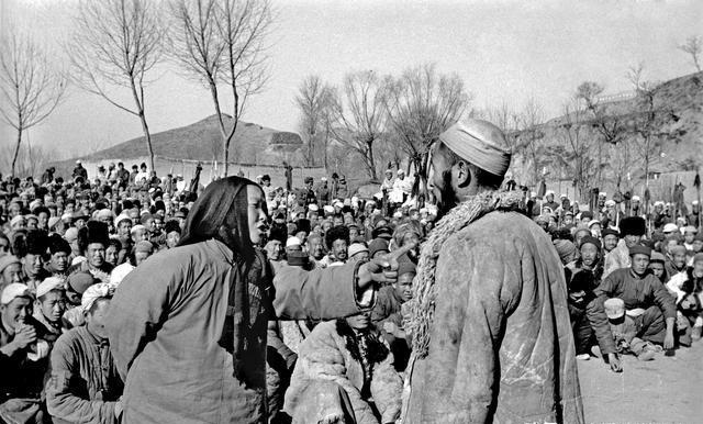 50年代"斗地主"有多激烈?贫农指鼻子破口大骂,地主被当场枪毙