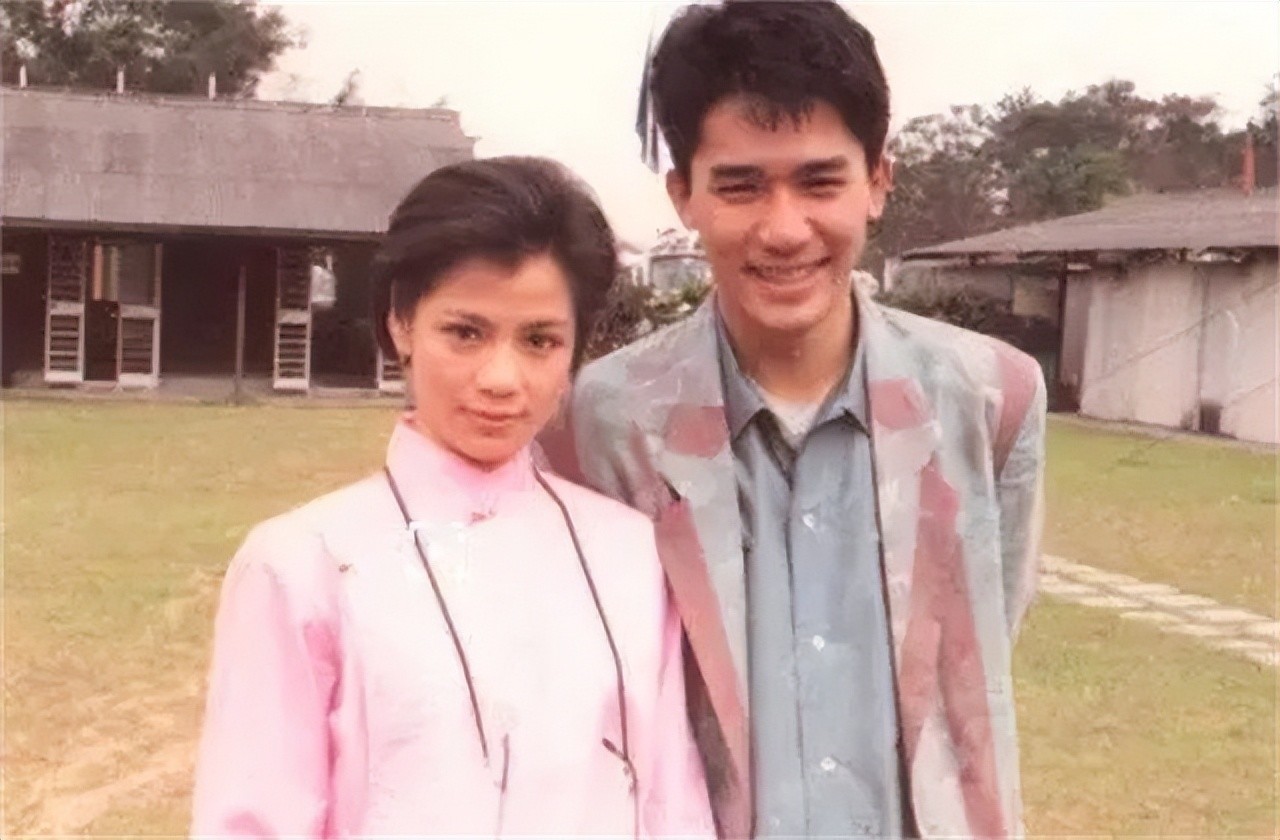 1985年翁美玲葬礼,黄日华泣不成声,数万粉丝送别