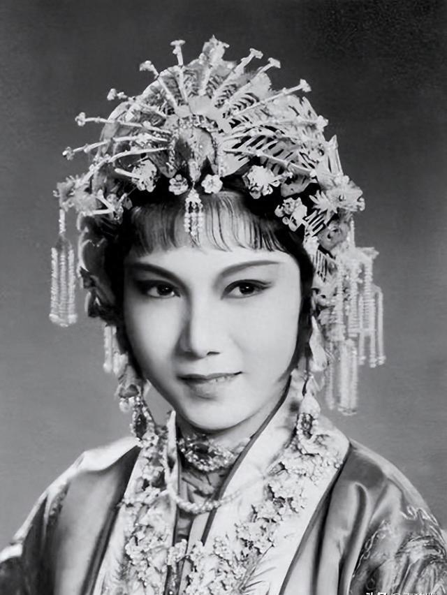 新凤霞事件反转,老戏骨含泪诉说55年前真相,难怪张少华不认账