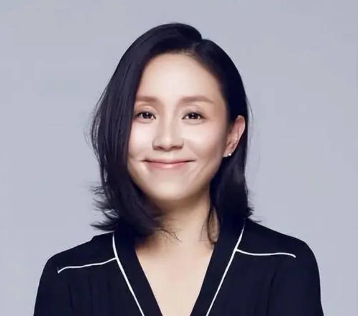背景真硬!龙丹妮22岁当制片人,捧红华晨宇,让肖战吃哑巴亏