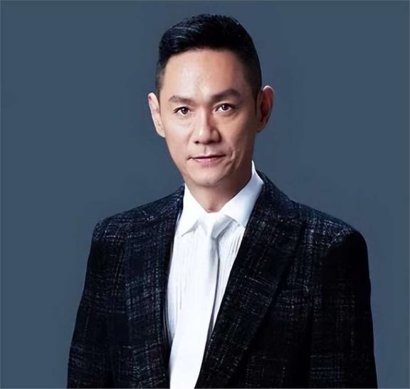 果靖霖:当年为追求演艺梦想和父母闹翻,现在在另个圈子红得发紫