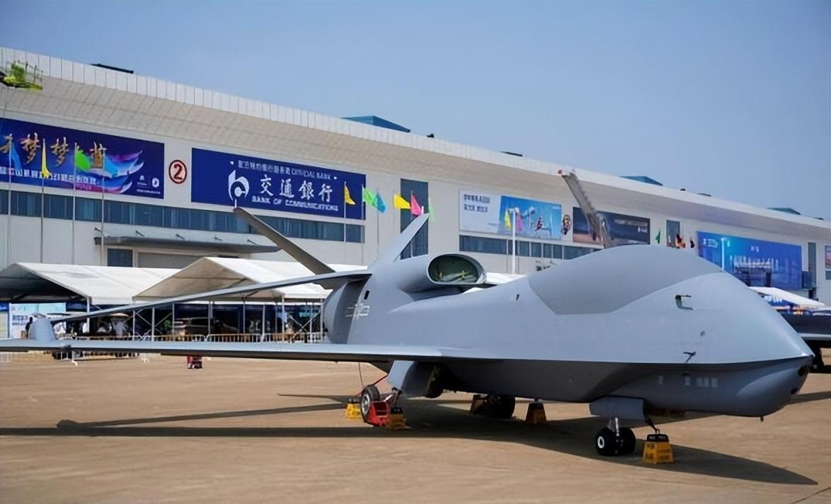 菲律宾飞机接近我国岛礁机场,解放军黄岩岛进行战巡