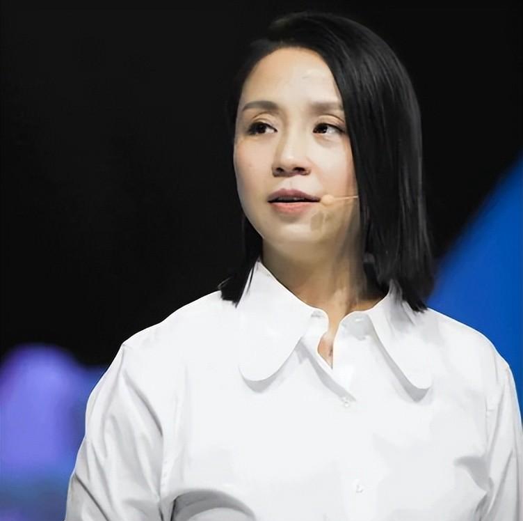 背景真硬!龙丹妮22岁当制片人,捧红华晨宇,让肖战吃哑巴亏